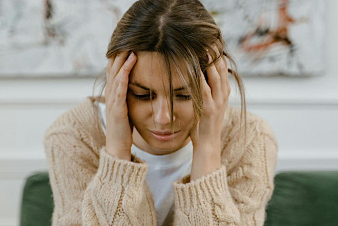 Frau mit Gedankenchaos und Stress im Kopf